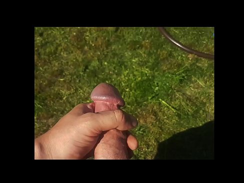 ❤️ A guapa quente recibe o seu coño rosa fodido e corre cun chorro nun xardín de verán ❤️ Vídeo porno na pornografía gl.sex00.top ❌️❤